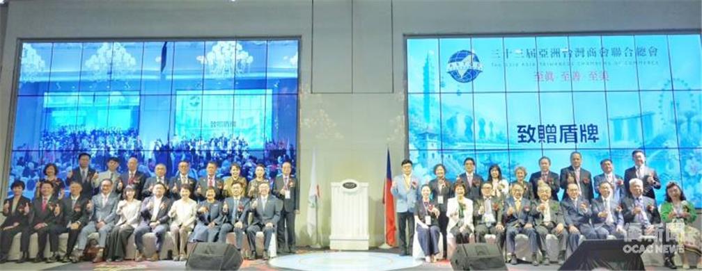 行政院長卓榮泰出席亞總33屆第3次理監事聯席會議開幕典禮並與出席貴賓合影