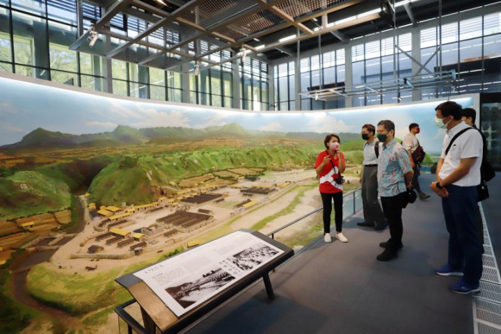 文化部長李永得（左3）參觀新生訓導處時期全區模型展示館