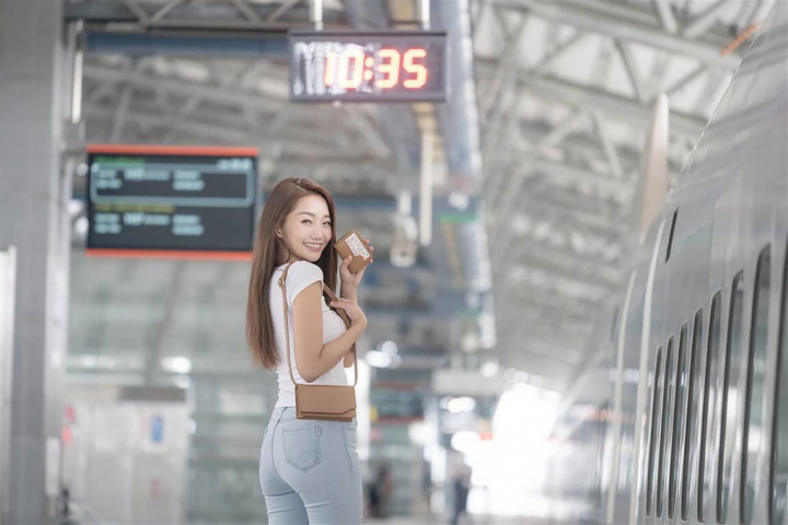 台灣高鐵11日宣布推出限量皮革系列「迷你包」，採用牛皮植鞣革技術，每個細節都比照時尚精品打造，更特別設計專門放置高鐵車票的夾層。（台灣高鐵提供）