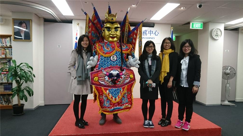 The delegation of Program for the Taiwan Youth Practice in the Overseas Community visits the Culture Center of TECO in Sydney