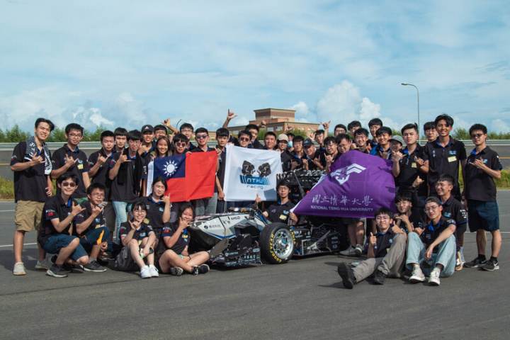 清華大學16日表示，學生組成的賽車工廠前往德國與 克羅埃西亞參加學生方程式賽車，打造第六代電動賽 車「清華六號（TH06）」，並首派女車手登場競速。 （清華大學提供）