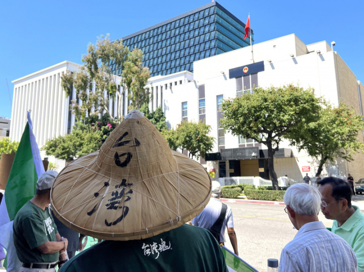 洛杉磯台僑團體14日在中國領事館前示威遊行，抗議中國在台灣附近進行軍事演習。