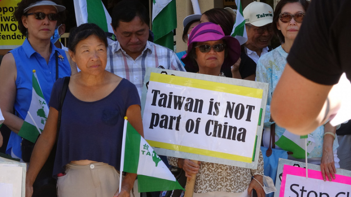 洛杉磯的台灣人團體14日在中國領事館前發動示威，抗議中國在台灣附近進行軍事演習，群眾舉標語「台灣不是中國的一部分」。