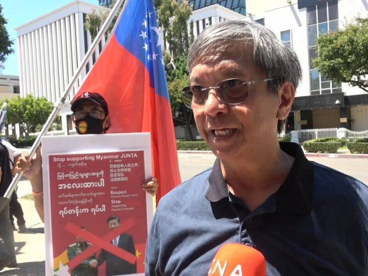 緬甸民主聯盟發言人詹姆斯（James Shwe）14日出席台灣人社團在中國領事館前的抗議活動，背後為緬甸全國民主聯盟（NLD）旗幟。他指控，中國支持緬甸軍政府，干涉緬甸國內事務；他們與台灣站在一起。