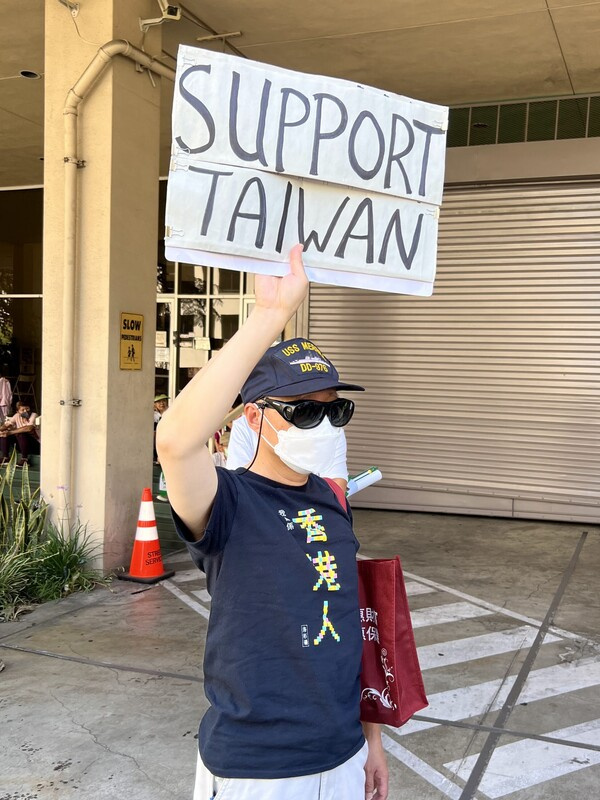 洛杉磯的台灣人團體14日在中國領事館前示威，抗議中國軍演習，來自香港、泰國、緬甸等海外民主運動人士到場聲援。