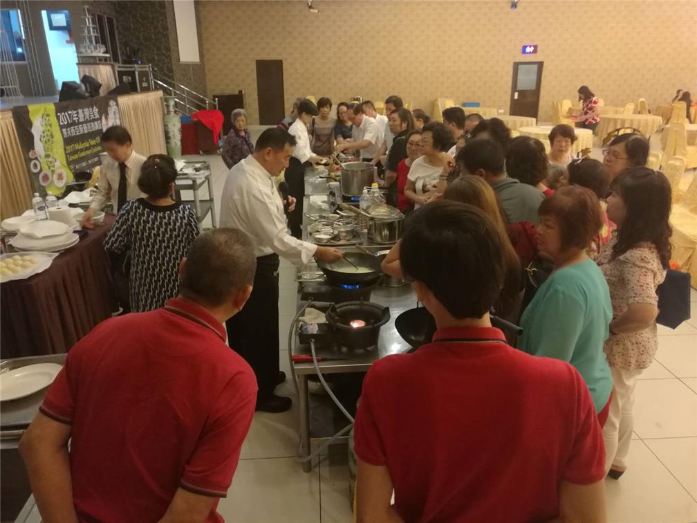 假居鑾「金華崙酒樓」辦理廚藝示範教學，讓參加者有機會學習烹調臺灣特色料理。