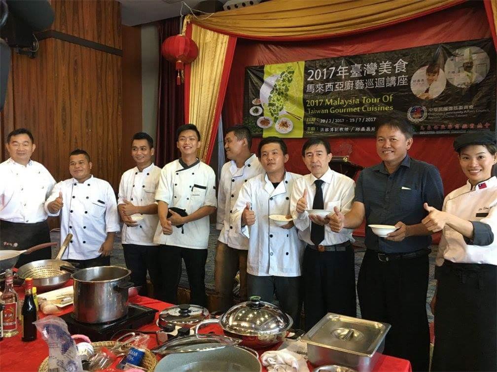 兩位講師在美里「美樂酒店」示範教學，並與當地廚師交流。