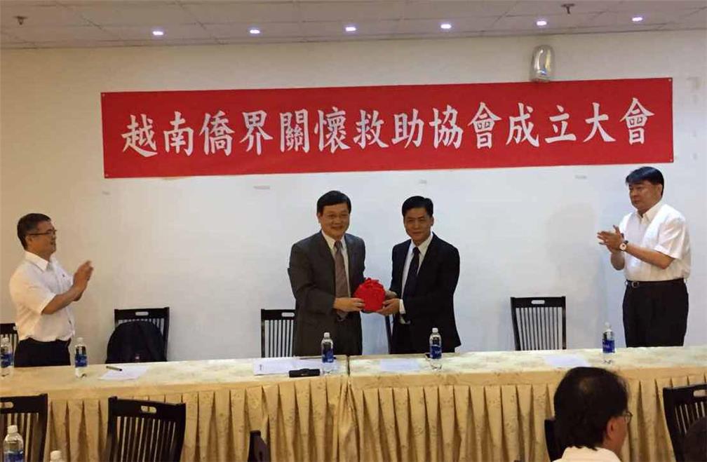 梁光中處長(左)頒授印信給越南僑界關懷救助協會會長錢宣甫(右)