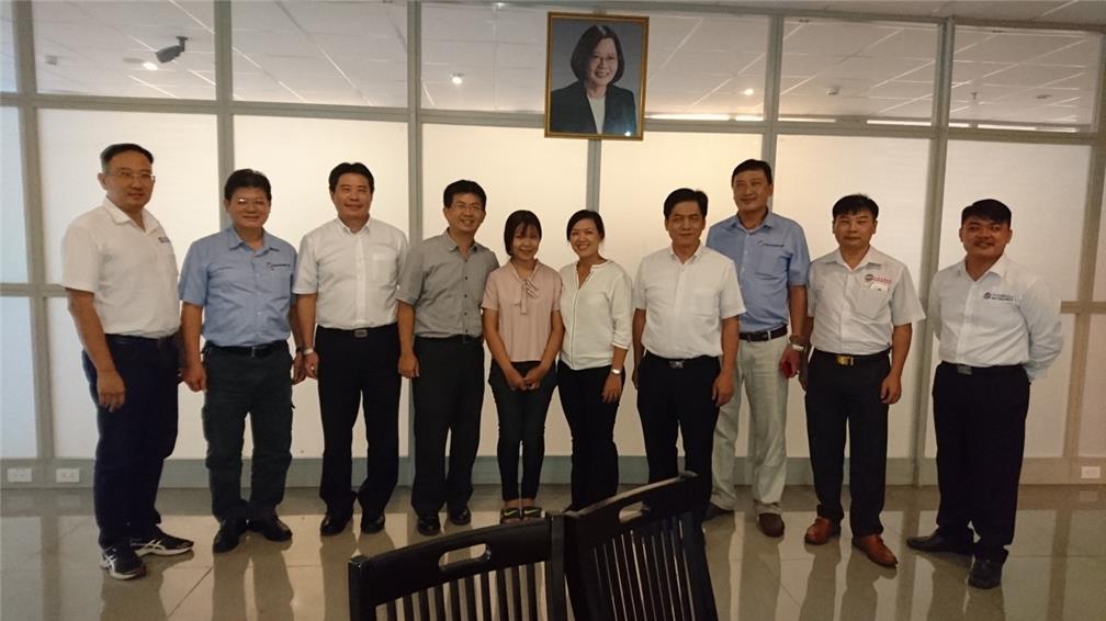 越南僑界關懷救助協會會長錢宣甫(右4)、僑務組組長張皓鈞(左3)及協會理監事在駐處召開臨時理監事會議。