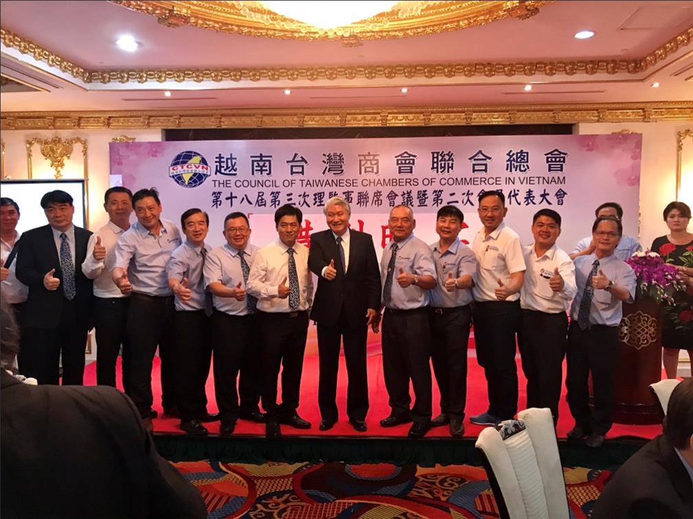 越南僑界關懷救助協會會長錢宣甫(左7)、駐越南代表處大使石瑞琦(左8)在河內召開說明會。