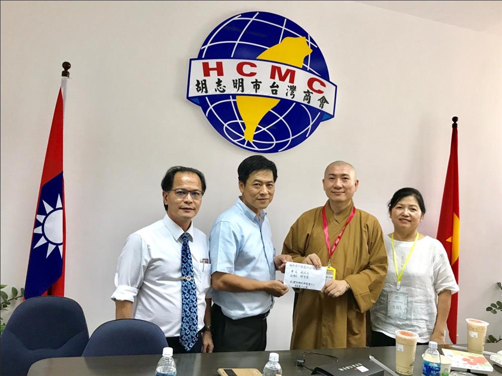 越南僑界關懷救助協會會長錢宣甫(左二)捐贈阿彌陀佛關懷協會善款。