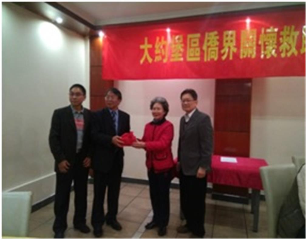 僑務組長賴金城將印信頒予會長馮德滿