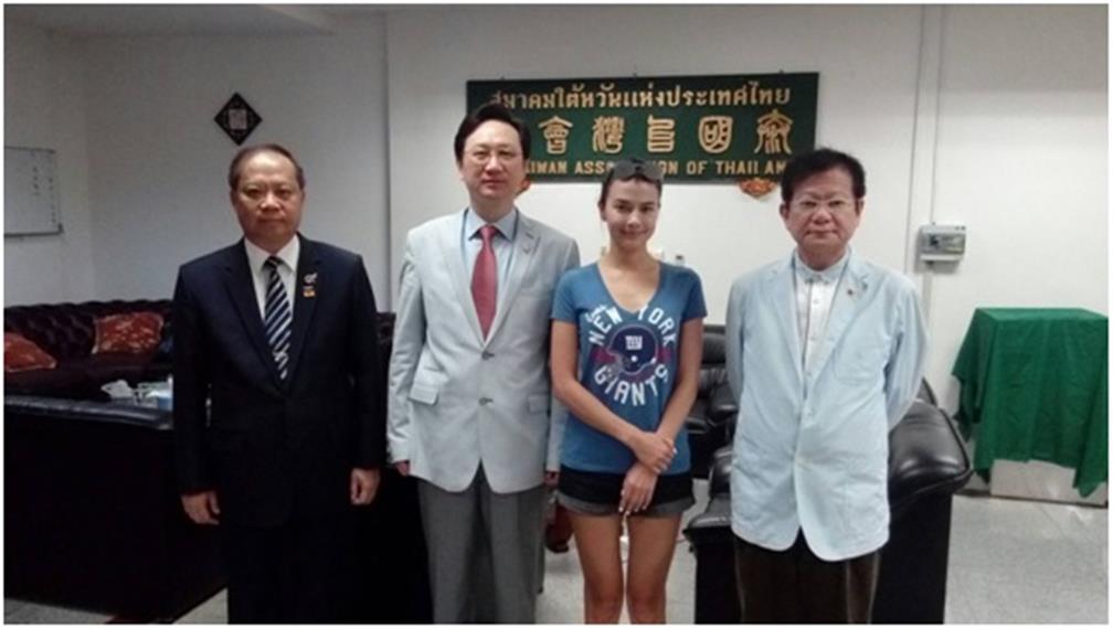 駐泰國代表處童大使振源(左2)、關懷救助協會會長張文平(左1)對辛小姐(右2)表達關懷，對陳鴻彰(右1)協助亦表謝意。