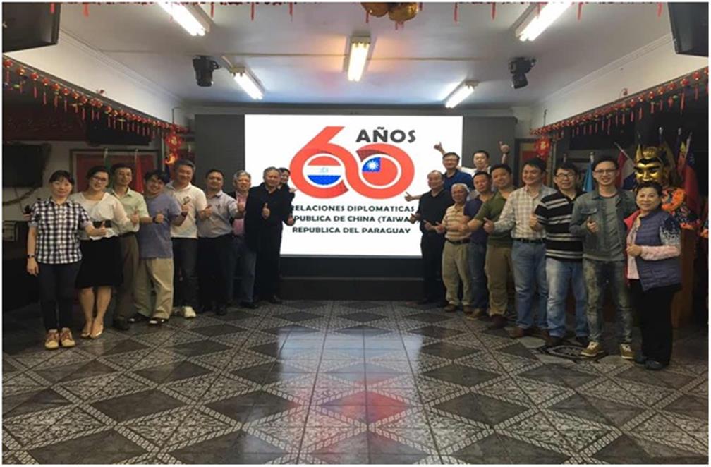 東方市關懷救助協會選在臺巴建交60週年紀念日成立，全體理監事在臺巴建交60週年LOGO前合影留念