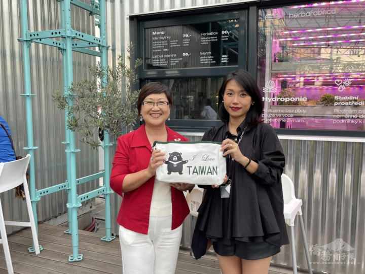 徐副委員長拜會當地企業Manifesto Market