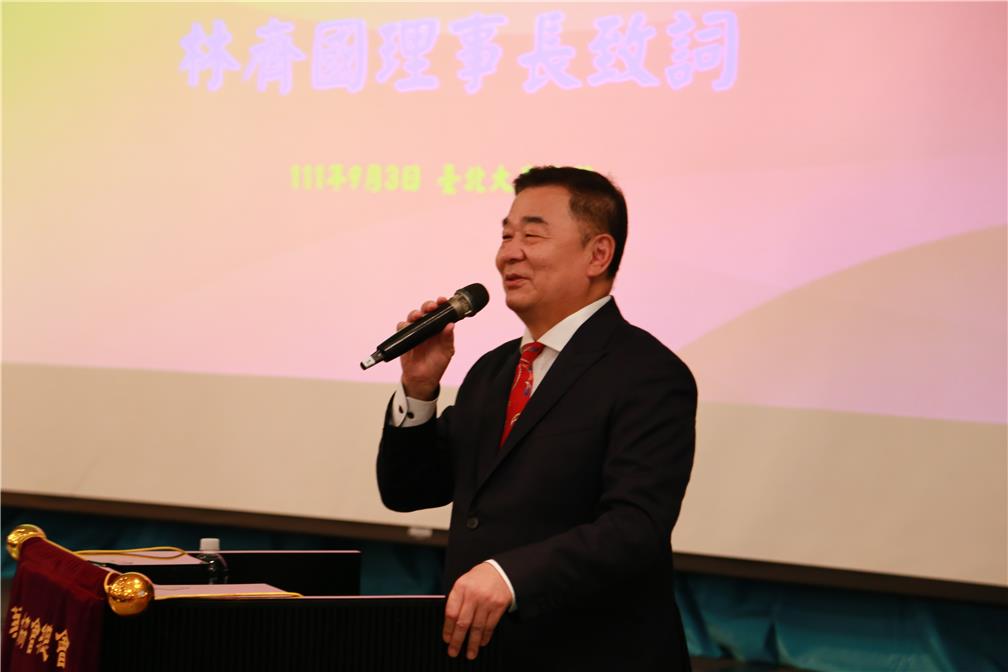 華僑協會總會舉辦「111年中秋節聯歡會」，該總會林理事長齊國致詞。
