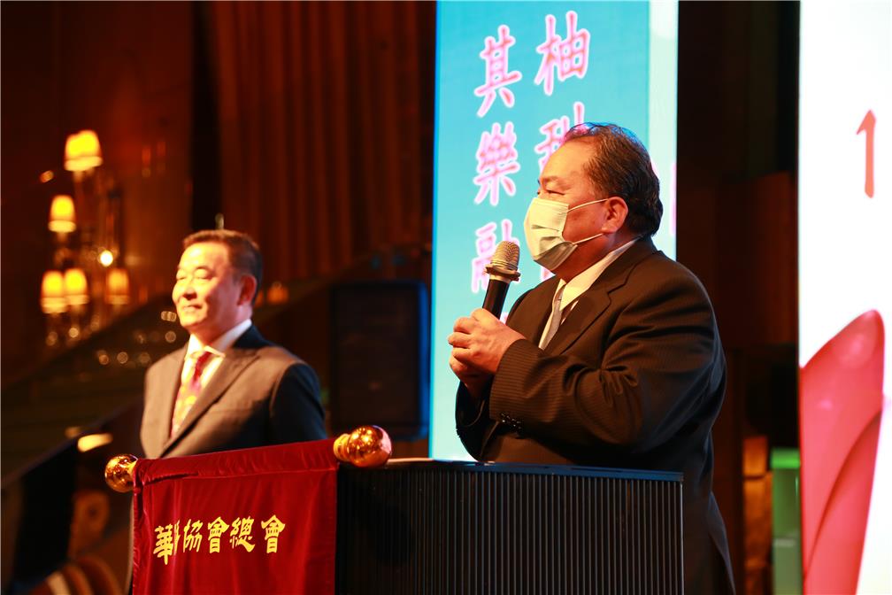 華僑協會總會舉辦「111年中秋節聯歡會」，僑務委員會僑生處林渭德處長(右)致詞，並說明僑生政策。