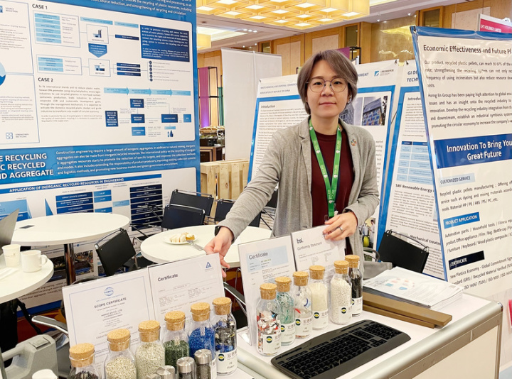 2022年國際固體廢棄物協會世界大會於新加坡登場，台灣館共有12家廠商參展，包括宏恩集團。圖為宏恩集團永續管理師張湘寧展示產品。