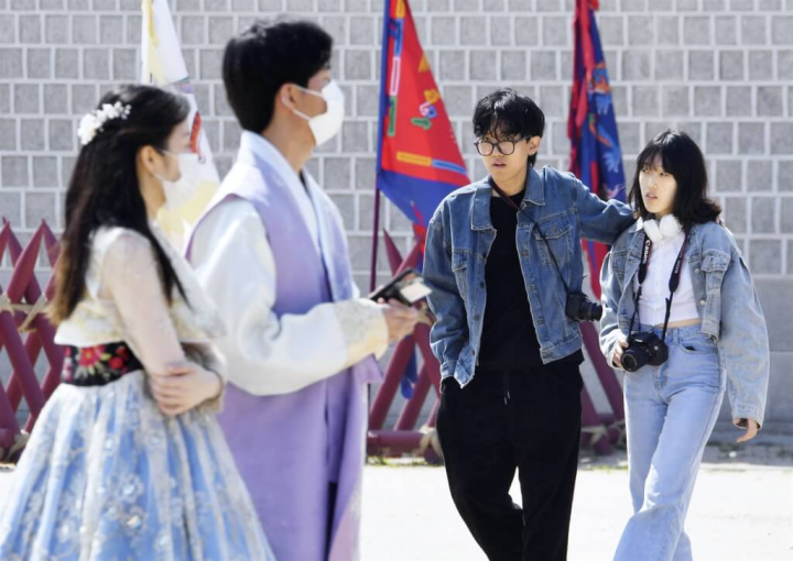 韓國國務總理韓悳洙23日宣布進一步鬆綁防疫規範，9月26日起室外戴口罩義務全面解除。圖為5月2日參觀首爾景福宮民眾。