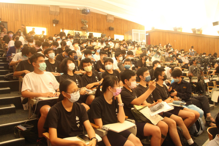唐獎教育基金會26日在成功大學舉辦第5屆唐獎大師論壇，永續發展獎得主、美國經濟學家傑佛瑞．薩克斯（Jeffrey D. Sachs）透過視訊主講，除了吸引不少成大師生到場，還有100多名台南一中、台南女中學生報名參加。