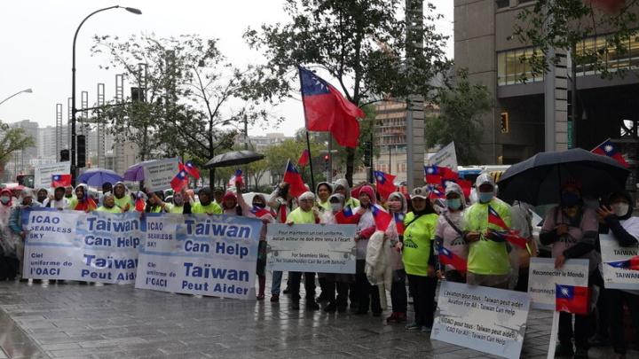 近百名來自加拿大各地的台灣僑胞、台灣女婿與外籍友人聚集在國際民航組織（ICAO）外，呼籲讓台灣加入ICAO，「台灣能幫忙」。
