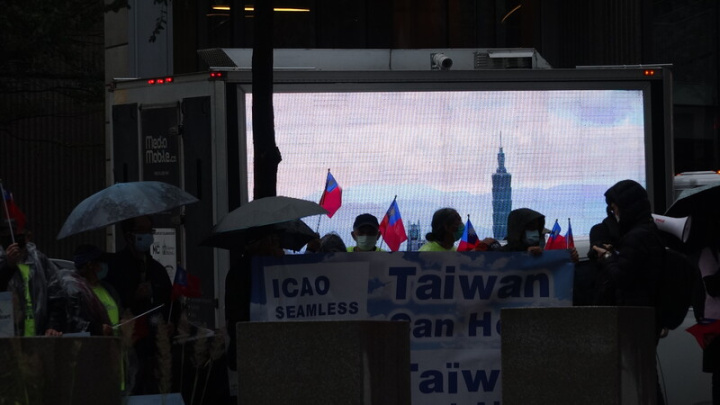 近百名來自加拿大各地的台灣僑胞聚集在國際民航組織（ICAO）外，呼籲讓台灣加入ICAO，「台灣能幫忙」，一輛播放台灣參與ICAO的LED車途經現場。