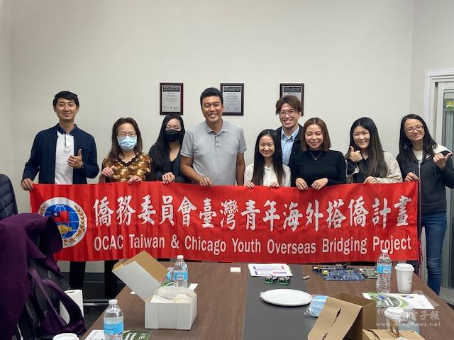 搭僑計畫學員參訪僑委會2021年全球青商潛力之星得獎人杜孝風(左4)所創辦的RDI公司