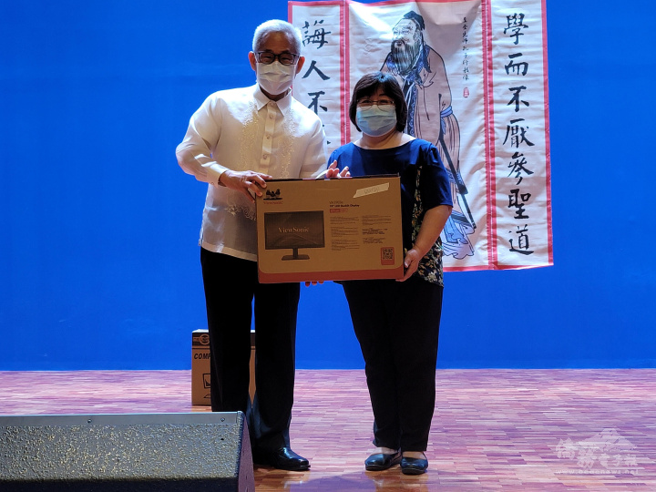 徐佩勇(左)頒贈童振源所提供的電腦給幸運得獎者
