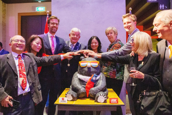 駐荷蘭代表陳欣新（左5）4日主持國慶活動，荷蘭眾議員索茲馬（左3）、參議員佐瑞茨瑪（右4）、眾議員柯林克（右3）出席，現場備有台灣吉祥物黑熊蛋糕。（駐荷蘭代表處提供）