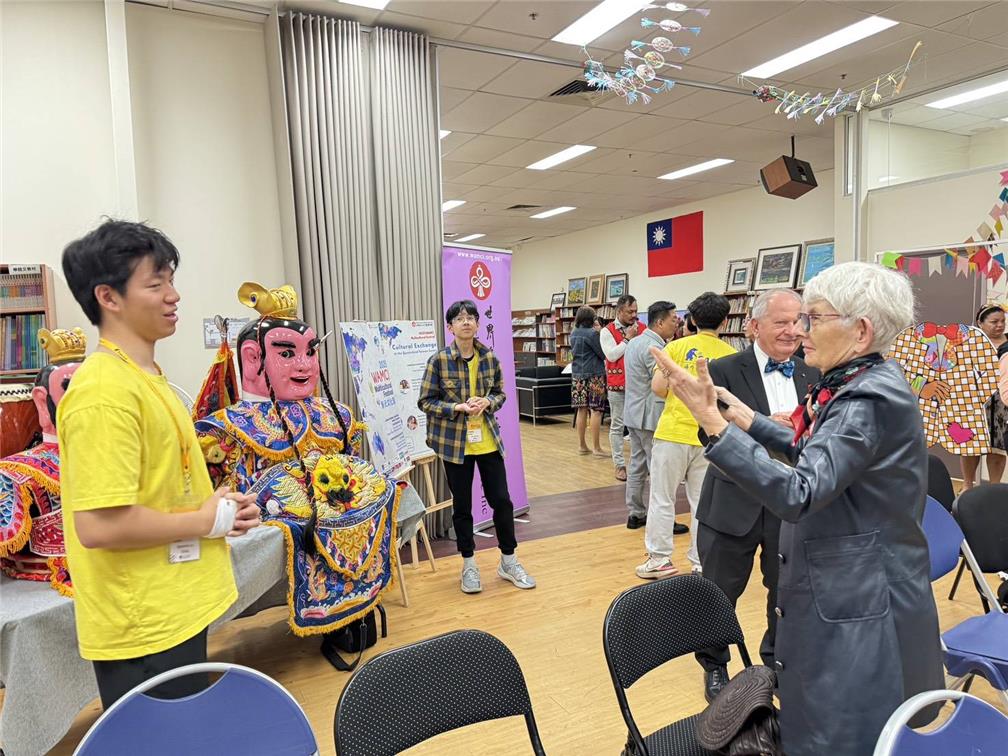 海外青年文化大使（FASCA）布里斯本分會學員於布里斯本華僑文教服務中心向多元族裔來賓介紹臺灣文化