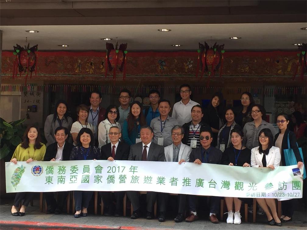 OCAC Vice Minister Roy Yuan-Rong Leu (5th sitter from the right), Shih Chien University Continue Education Center Director Chan Yi-Chang (4th sitter from the right) and program attendees