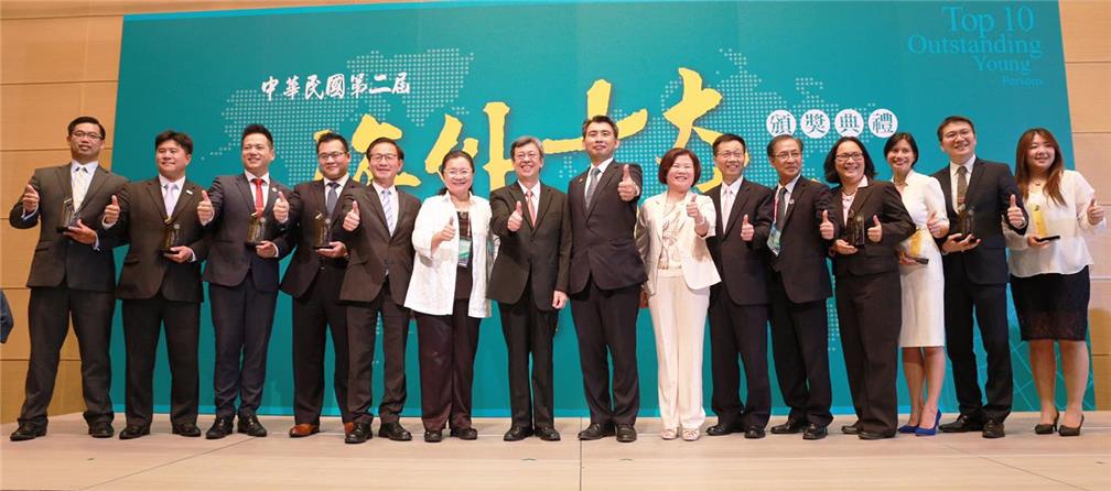 VP Chen Chien-Jen with award recipients of 