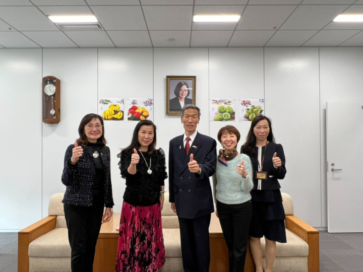 左起：尹副會長、紀會長、向處長、中西國際事務顧問及楊秘書