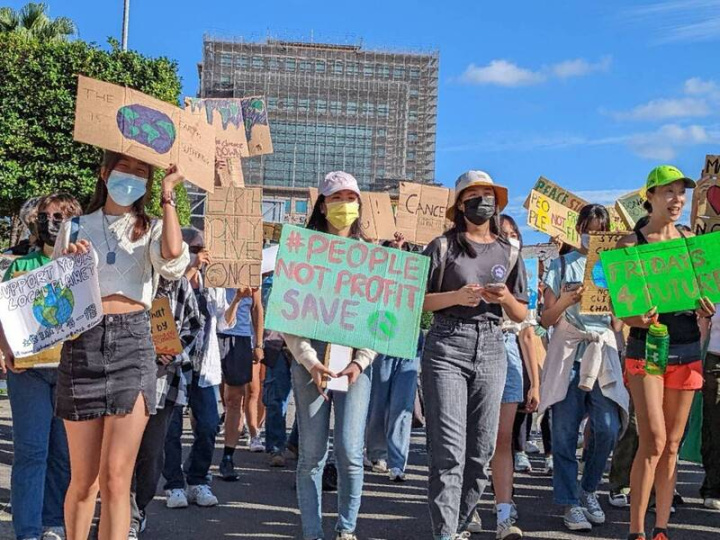 台北、新北等地區美國學校為主的學生所成立「台灣青年為氣候」，27日在凱達格蘭大道舉辦「Fridays For Future-為氣候而遊行」，並邀請政治大學Green24永續社、綠色和平等團體，近百名學生、民眾參與；希望讓更多人意識到氣候議題的重要性，並站出來為氣候發聲。