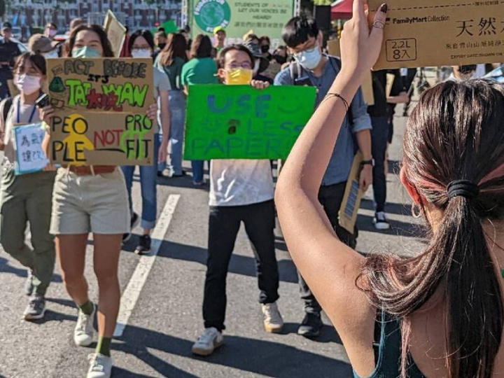 台北、新北等地區美國學校為主的學生所組成的「台灣青年為氣候」團體，27日在凱達格蘭大道舉辦「Fridays For Future-為氣候而遊行」，並邀請政治大學Green24永續社、綠色和平等團體，近百名學生、民眾參與，為氣候發聲。