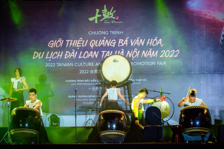 台灣的「十鼓擊樂團」在河內還劍湖舉行戶外演出