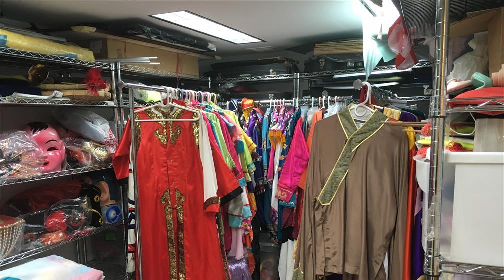 Provide traditional clothing and historical relic.jpg