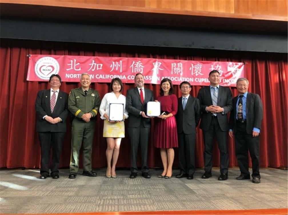 會長馬蒨君(左三)、副會長王婉君(右四)接受各界獎勵；由左至右貴賓為：庫柏蒂諾市安全委員會主席黃安澤、聖塔克拉拉郡副警長Rick Sung、馬蒨君會長、加州眾議員Ro Khama代表、王婉君副會長、駐舊金山辦事處李盈興副處長、庫柏蒂諾市市長蒲仲辰、前市長張昭富