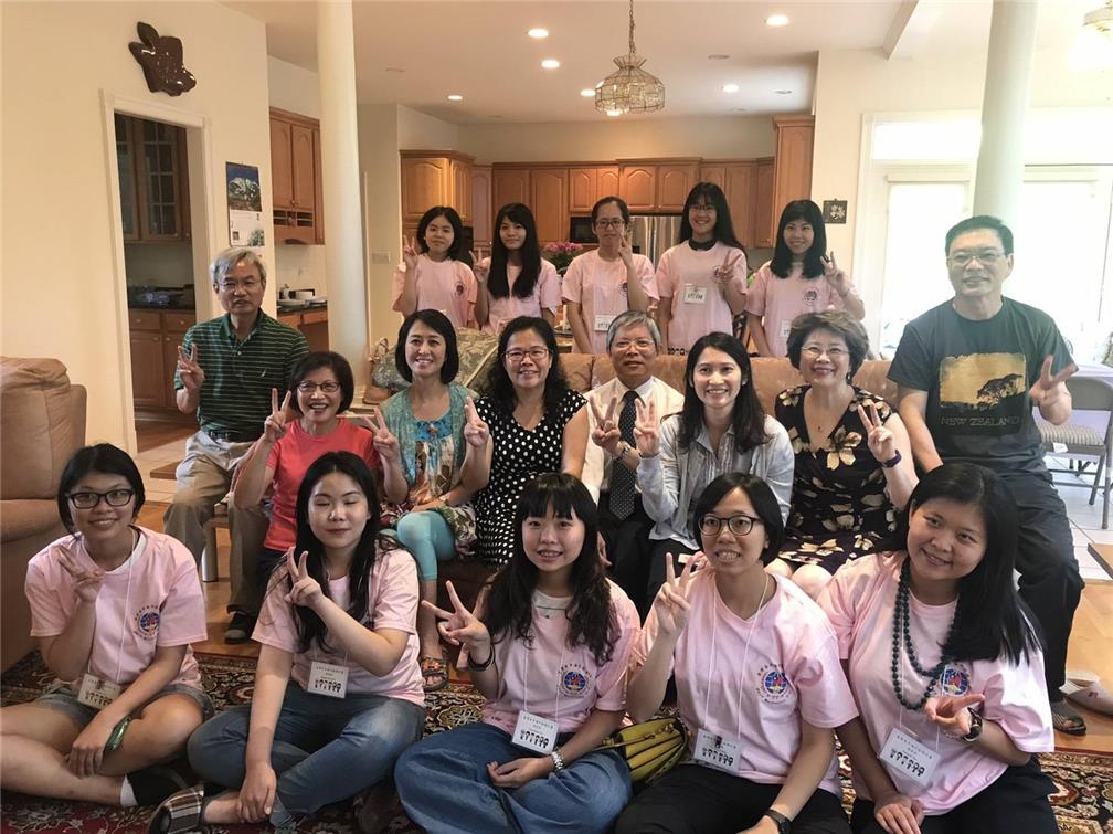 學員與寄宿家庭及華府僑教中心陳主任世池及王副主任怡如合影