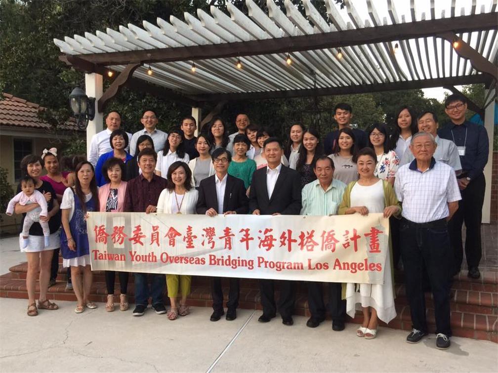 學員與僑領共同合影