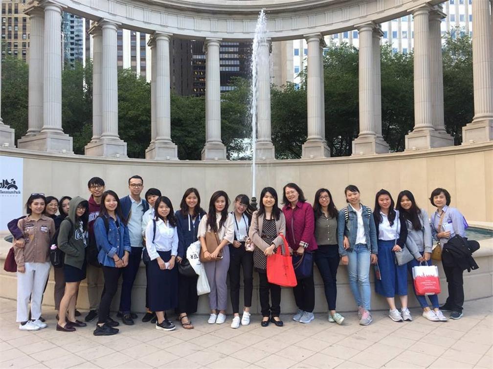 團員於千禧公園內噴水池前合影