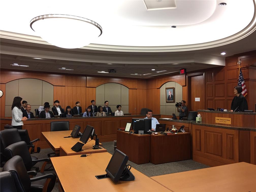 團員觀摩Harris Country民事法庭，並與臺裔張文華法官座談
