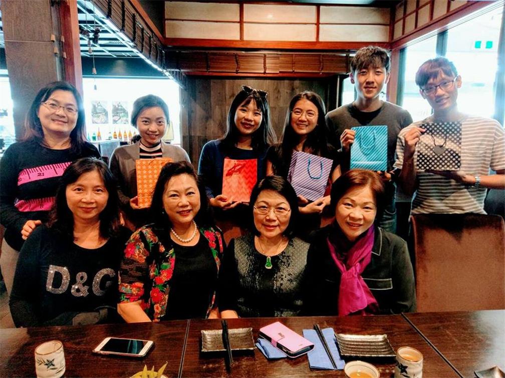 和世界華人工商婦女企管協會澳洲分會會員共享午餐