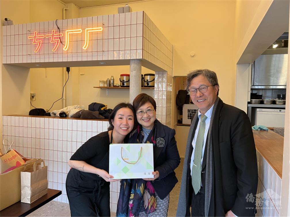 OCAC Deputy Minister Hsu Chia-Chin (middle) dined at Mibap on her visit in Germany, Ambassador James Hsieh (right), and Mibap owner Ting Hsin Yu (left).