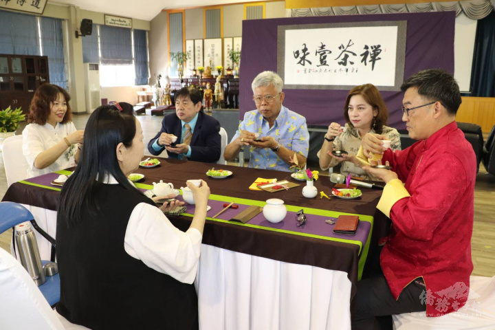 受泰國宏道慈善基金會之邀，台灣專業品茶師引導魏差博士等來賓體驗茶道哲學與藝術之美。