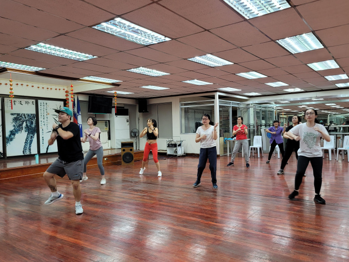 菲華培青學會尊巴有氧健身班學員跟著馬戴夫教練的舞步與肢體動作熱舞