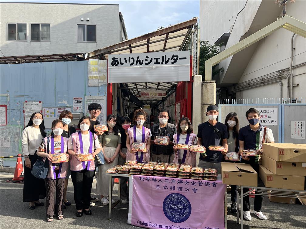 日本大阪地區搭僑計畫學員參與世界華人工商婦女企管協會日本關西分會捐贈便當公益活動。
