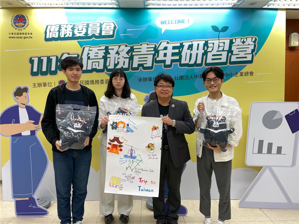陳建賓僑務委員（右二）頒獎予「創意大挑戰」分組競賽優勝隊伍。