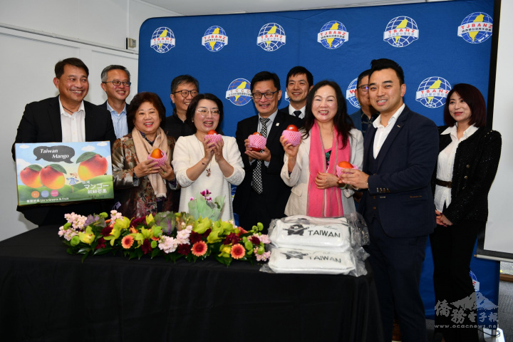 Richard Lee (right 1) and TECO-Auckland Director Kendra Chen (left 3, front row) and the Auckland compatriot community, jointly promoting Irwin mango of Taiwan.