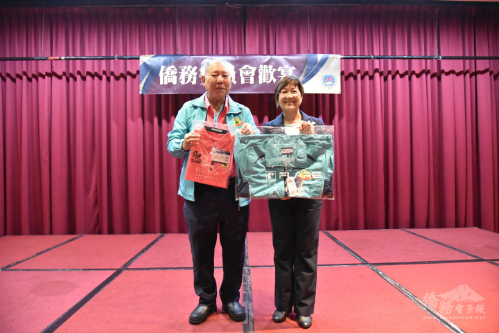 陳清亮(左)致贈徐佳青(右)北美洲旅館公會聯合總會制服與外套組